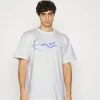 Karl Kani UNISEX 3D SIGNATURE TEE - T-Shirt Print - White 1 Karl Kani UNISEX 3D SIGNATURE TEE - T-Shirt Print - White -Outlet KARL KANI Store 99d0456e33b84c43be1fcb8ab6a9b5d4