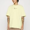 Karl Kani UNISEX SMALL SIGNATURE TEE - T-Shirt Print - Light Yellow 2 Karl Kani UNISEX SMALL SIGNATURE TEE - T-Shirt Print - Light Yellow -Outlet KARL KANI Store 99e9ec905ff041aa9ff8c8894e5d91ae