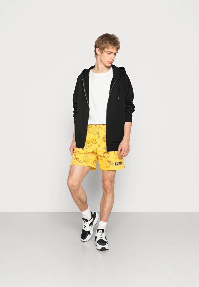KARL KANI X SMILEY® SIGNATURE RESORT UNISEX - Shorts - yellow KARL KANI X SMILEY® SIGNATURE RESORT UNISEX - Shorts - Yellow -Outlet KARL KANI Store 9a92ba3ce1f64e0d9142a8d95f631758