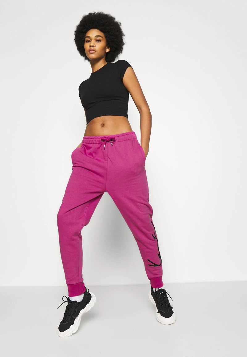 SIGNATURE - Jogginghose - darkpink Karl Kani SIGNATURE - Jogginghose - Darkpink, Damen -Outlet KARL KANI Store 9b08766e6db64125bd4dc0d1ad46bff4