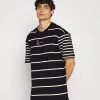 Karl Kani SMALL SIGNATURE STRIPE TEE UNISEX - T-Shirt Print - Light Blue 1 Karl Kani SMALL SIGNATURE STRIPE TEE UNISEX - T-Shirt Print - Light Blue -Outlet KARL KANI Store 9bf92a6b35394c81bf5a4b23739b75b7