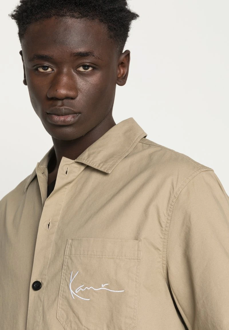 Karl Kani CHEST SIGNATURE SHORT SLEEVE - Hemd - Military Green, Herren 7 Karl Kani CHEST SIGNATURE SHORT SLEEVE - Hemd - Military Green, Herren – Bild 5