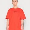 Karl Kani UNISEX SMALL SIGNATURE ESSENTIAL TEE - T-Shirt Basic - Red 2 Karl Kani UNISEX SMALL SIGNATURE ESSENTIAL TEE - T-Shirt Basic - Red -Outlet KARL KANI Store 9cad973f701043c09e3e597e06b8bb36