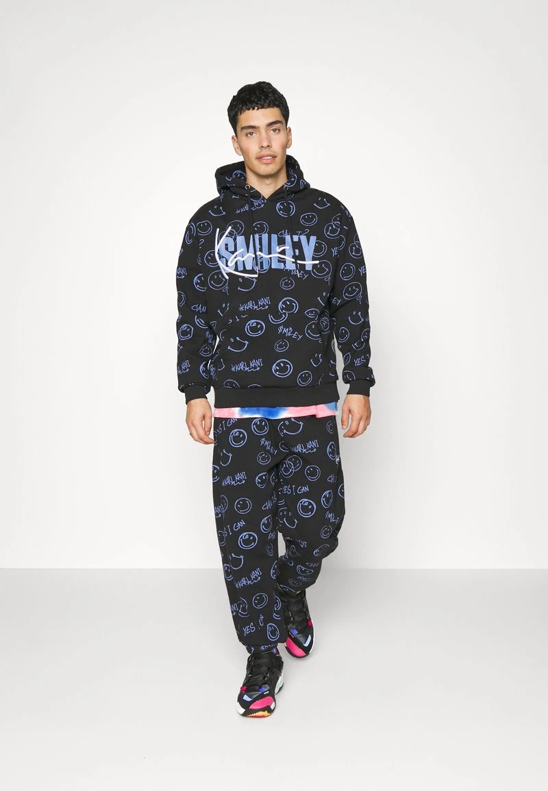 KARL KANI X SMILEY® SIGNATURE REGULAR FIT UNISEX - Jogginghose - Black 4 KARL KANI X SMILEY® SIGNATURE REGULAR FIT UNISEX - Jogginghose - Black – Bild 2
