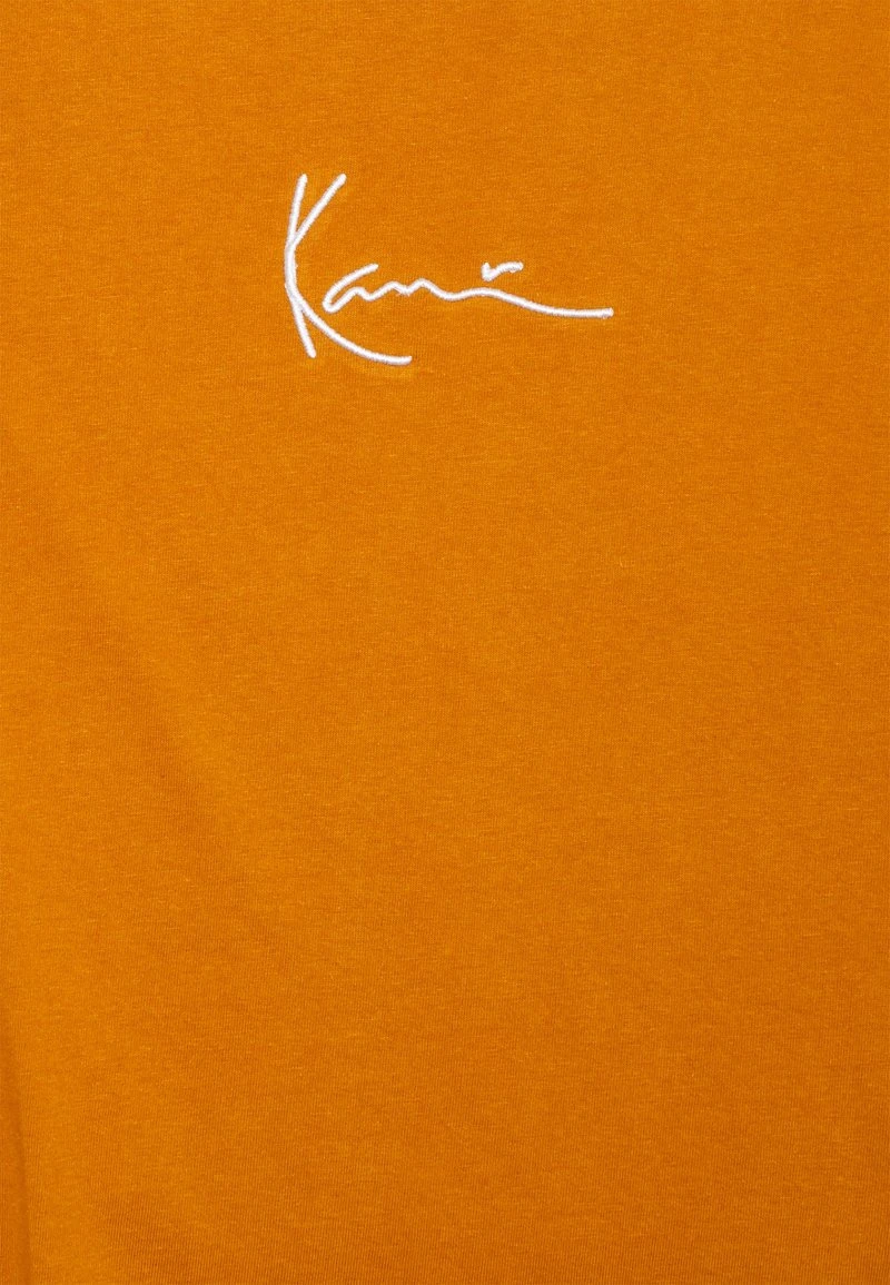 SMALL SIGNATURE ESSENTIAL TEE UNISEX - T-Shirt basic - cognac Karl Kani SMALL SIGNATURE ESSENTIAL TEE UNISEX - T-Shirt Basic - Cognac -Outlet KARL KANI Store 9fe22499278c4ff6b419ecd54b5e4e88