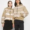 Karl Kani SIGNATURE TIE DYE OVERSIZE HOODIE UNISEX - Sweatshirt - Sand 1 Karl Kani SIGNATURE TIE DYE OVERSIZE HOODIE UNISEX - Sweatshirt - Sand -Outlet KARL KANI Store a0c69d24828b49afb31e79749b8728df