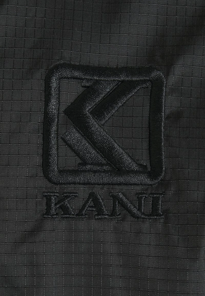 Karl Kani SIGNATURE UTILITY JACKET UNISEX - Leichte Jacke - Black 6 Karl Kani SIGNATURE UTILITY JACKET UNISEX - Leichte Jacke - Black – Bild 4