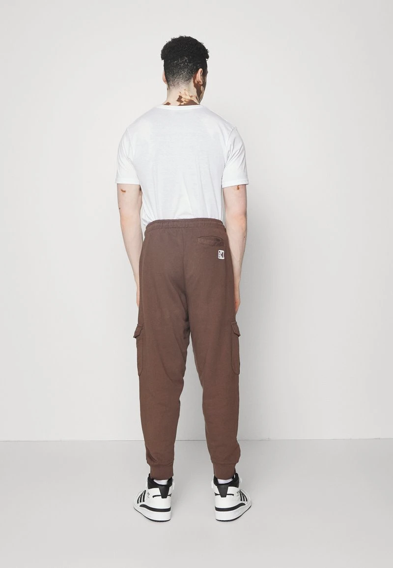 SMALL SIGNATURE UNISEX - Cargohose - brown Karl Kani SMALL SIGNATURE UNISEX - Cargohose - Brown -Outlet KARL KANI Store a1d9123611b34fc4abb0b6c3b012ad16