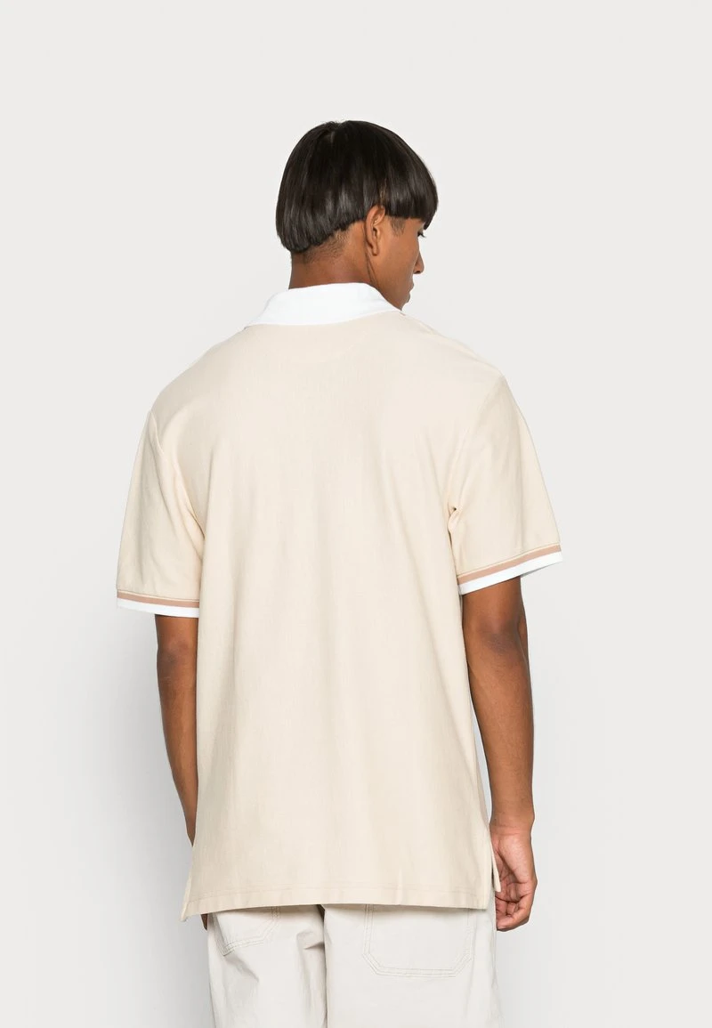 Karl Kani CHEST SIGNATURE STRIPE TEE UNISEX - Poloshirt - Cream 5 Karl Kani CHEST SIGNATURE STRIPE TEE UNISEX - Poloshirt - Cream – Bild 3