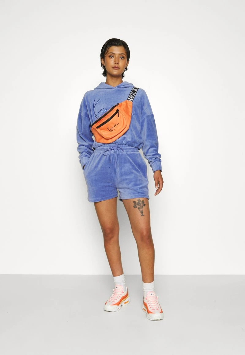 Karl Kani SIGNATURE - Shorts - Blue, Damen 7 Karl Kani SIGNATURE - Shorts - Blue, Damen – Bild 5