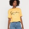 Karl Kani SIGNATURE CROP TEE - T-Shirt Print - Light Orange, Damen -Outlet KARL KANI Store a47ec6ce6b9340d3be2b3d094c11878a