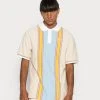 Karl Kani CHEST SIGNATURE STRIPE TEE UNISEX - Poloshirt - Cream 2 Karl Kani CHEST SIGNATURE STRIPE TEE UNISEX - Poloshirt - Cream -Outlet KARL KANI Store a4b82b95d555420bafb95ea4cd956726