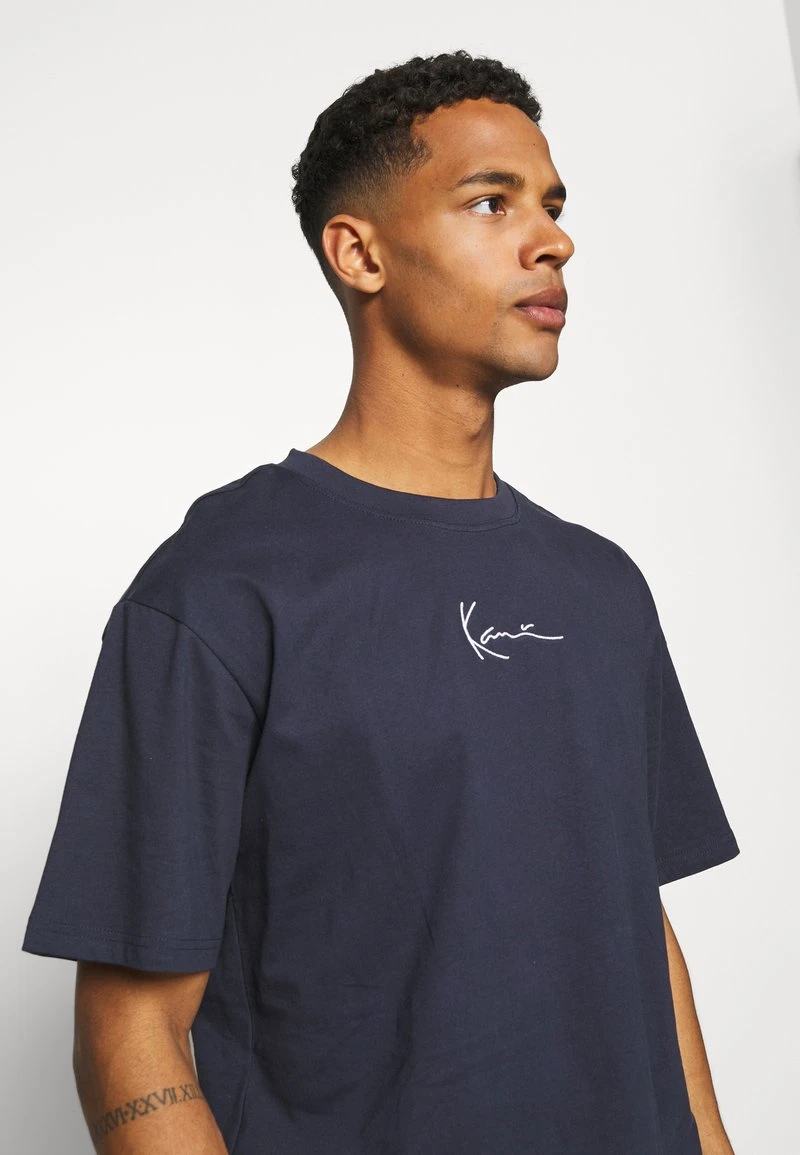 SMALL SIGNATURE TEE - T-Shirt print - navy Karl Kani SMALL SIGNATURE TEE - T-Shirt Print - Navy, Herren -Outlet KARL KANI Store a81acc1d626c45f5a3974d973199a993