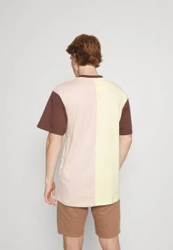 Karl Kani UNISEX SIGNATURE BLOCK TEE - T-Shirt Print - Light Yellow 10 Karl Kani UNISEX SIGNATURE BLOCK TEE - T-Shirt Print - Light Yellow -Outlet KARL KANI Store a875adae5d9d417b8ede0de9d4280ab4