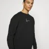 Karl Kani SMALL SIGNATURE CREW - Sweatshirt - Black, Herren 1 Karl Kani SMALL SIGNATURE CREW - Sweatshirt - Black, Herren -Outlet KARL KANI Store a87b71d2c1584670af00daea7d376dcb