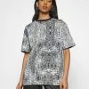 Karl Kani SMALL SIGNATURE SNAKE OVERSIZE TEE - T-Shirt Print - White, Damen 2 Karl Kani SMALL SIGNATURE SNAKE OVERSIZE TEE - T-Shirt Print - White, Damen -Outlet KARL KANI Store a9ff604d51554b44ad3919812f97000f