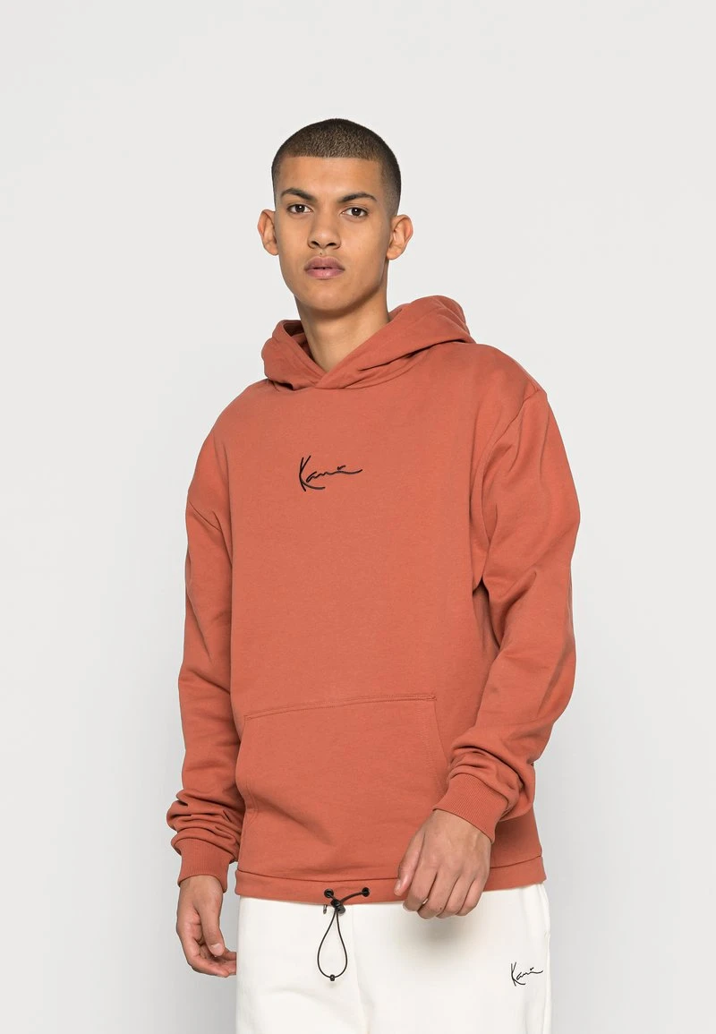 Karl Kani SMALL SIGNATURE HOODIE RUST UNISEX - Kapuzenpullover - Rust 3 Karl Kani SMALL SIGNATURE HOODIE RUST UNISEX - Kapuzenpullover - Rust