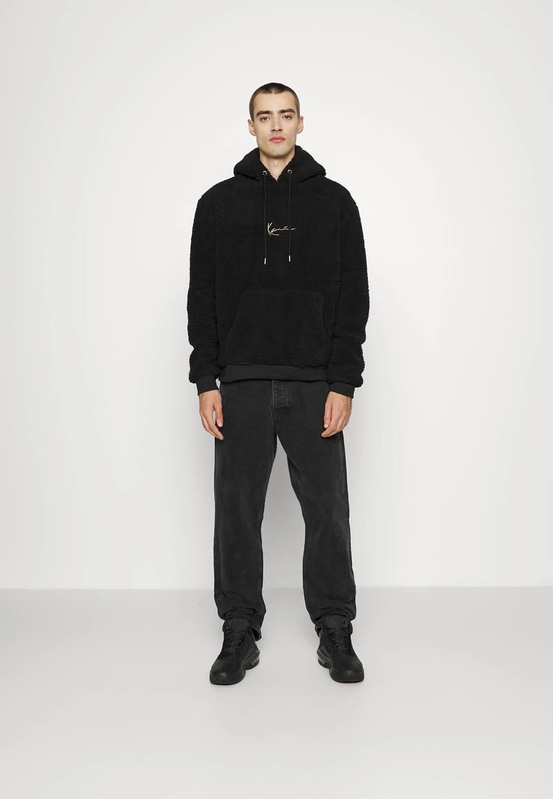 Karl Kani SMALL SIGNATURE TEDDY HOODIE UNISEX - Kapuzenpullover - Black 4 Karl Kani SMALL SIGNATURE TEDDY HOODIE UNISEX - Kapuzenpullover - Black – Bild 2
