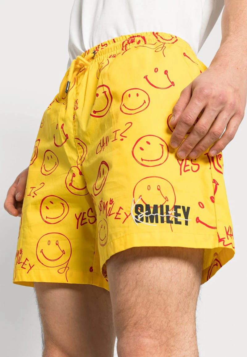 KARL KANI X SMILEY® SIGNATURE RESORT UNISEX - Shorts - yellow KARL KANI X SMILEY® SIGNATURE RESORT UNISEX - Shorts - Yellow -Outlet KARL KANI Store ad20b8062bd44d288d12c515013858c1