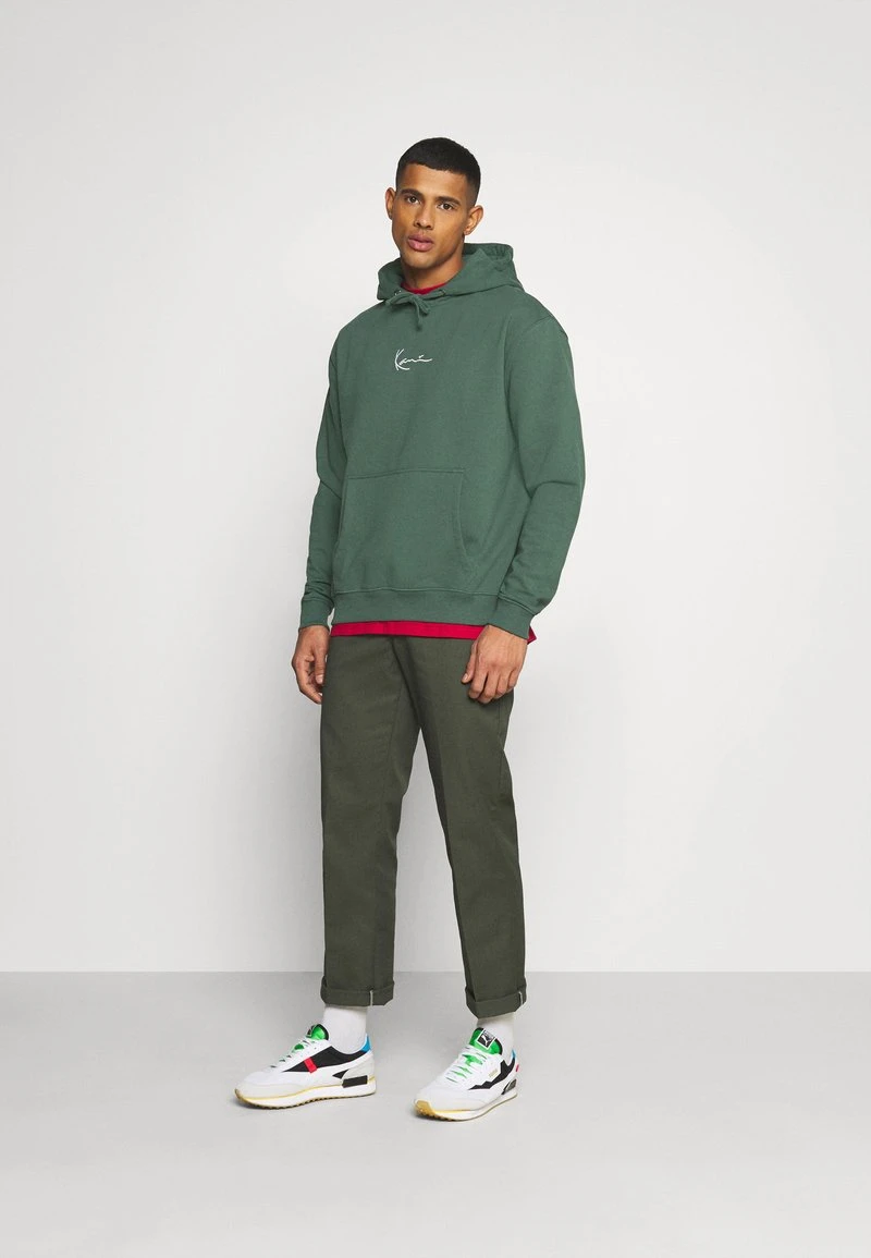 UNISEX SMALL SIGNATURE HOODY - Kapuzenpullover - darkgreen Karl Kani UNISEX SMALL SIGNATURE HOODY - Kapuzenpullover - Darkgreen -Outlet KARL KANI Store ae32356661124e23b45d6329a7f6bf41