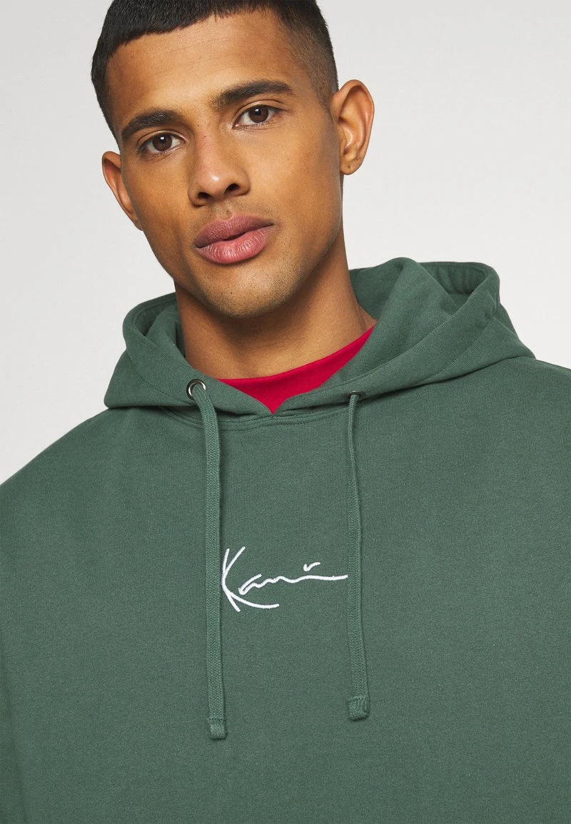 UNISEX SMALL SIGNATURE HOODY - Kapuzenpullover - darkgreen Karl Kani UNISEX SMALL SIGNATURE HOODY - Kapuzenpullover - Darkgreen -Outlet KARL KANI Store afccdf7efba8465c93bf3045bac25019