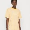 Karl Kani SIGNATURE KKJ PINSTRIPE TEE UNISEX - T-Shirt Print - Light Sand 2 Karl Kani SIGNATURE KKJ PINSTRIPE TEE UNISEX - T-Shirt Print - Light Sand -Outlet KARL KANI Store b2a58fee3826448b93d23d3cbecf81de