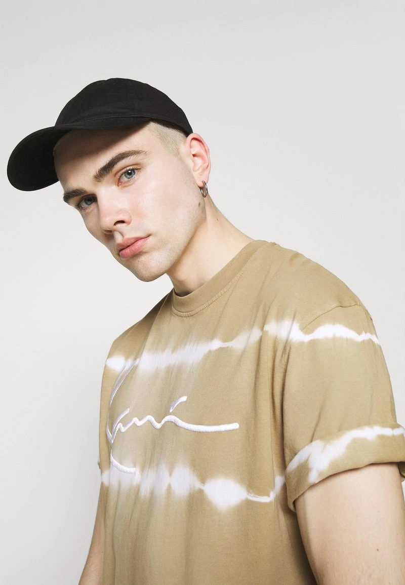 SIGNATURE TEE UNISEX - T-Shirt print - sand Karl Kani SIGNATURE TEE UNISEX - T-Shirt Print - Sand -Outlet KARL KANI Store b2f4e9420e3449f8af20974057303ff5
