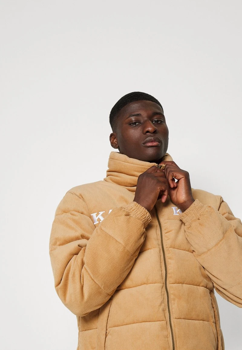 UNISEX - Winterjacke - sand Karl Kani UNISEX - Winterjacke - Sand -Outlet KARL KANI Store b3266e8e2cb94fc1bf75673dee525a0a