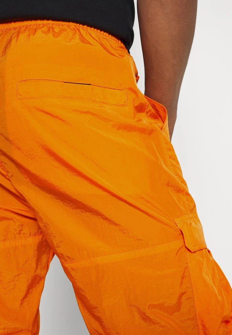 SIGNATURE CRINCLE PANTS UNISEX - Cargohose - orange Karl Kani SIGNATURE CRINCLE PANTS UNISEX - Cargohose - Orange -Outlet KARL KANI Store b3c784aa7aac457490173bdd64ce73b5