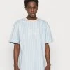 Karl Kani SIGNATURE STRIPE TEE UNISEX - T-Shirt Print - Blue 2 Karl Kani SIGNATURE STRIPE TEE UNISEX - T-Shirt Print - Blue -Outlet KARL KANI Store b54e5e2b34bf4ff694dcd542c04736a6