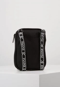 Karl Kani SIGNATURE TAPE MESSENGER BAG - Umhängetasche - Black/white, Unisex 10 Karl Kani SIGNATURE TAPE MESSENGER BAG - Umhängetasche - Black/white, Unisex -Outlet KARL KANI Store b5754c46da3a45aea9b425181fec1001
