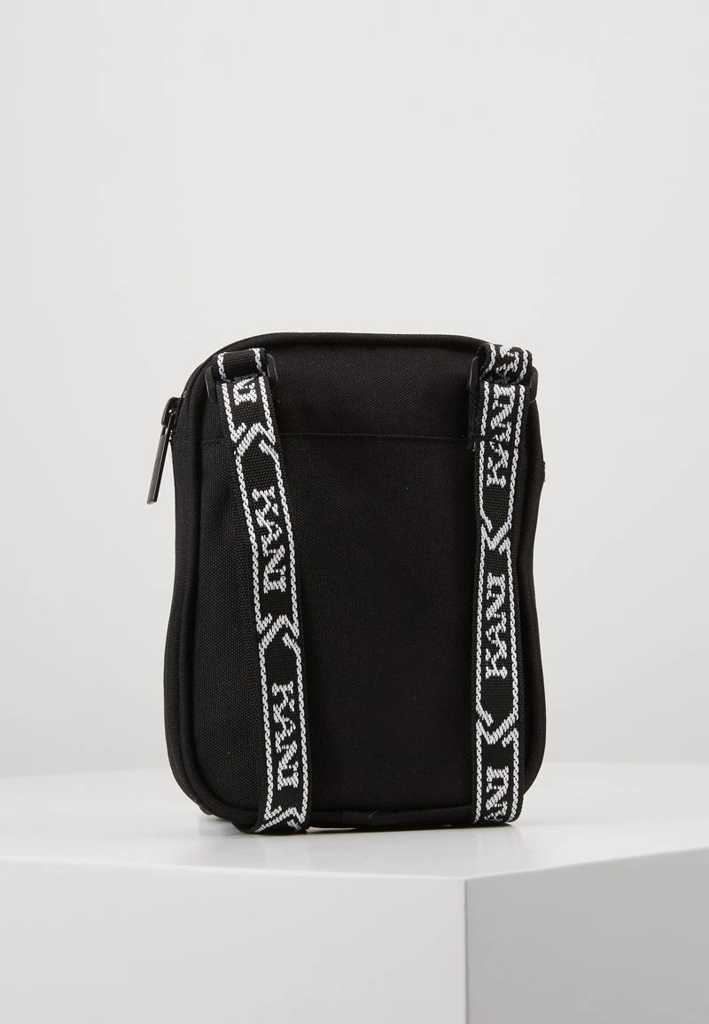 Karl Kani SIGNATURE TAPE MESSENGER BAG - Umhängetasche - Black/white, Unisex 6 Karl Kani SIGNATURE TAPE MESSENGER BAG - Umhängetasche - Black/white, Unisex – Bild 4