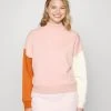 Karl Kani SMALL SIGNATURE BLOCK CREW - Sweatshirt - Rose, Damen 1 Karl Kani SMALL SIGNATURE BLOCK CREW - Sweatshirt - Rose, Damen -Outlet KARL KANI Store b65becb0af2a4747b8c4614f0c610458