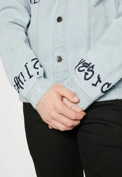 KARL KANI X SMILEY® RETRO SCRIBBLE JACKET UNISEX - Jeansjacke - Bleached Blue 13 KARL KANI X SMILEY® RETRO SCRIBBLE JACKET UNISEX - Jeansjacke - Bleached Blue -Outlet KARL KANI Store b835b70ae1a04a2b87c5fae37f00ce55