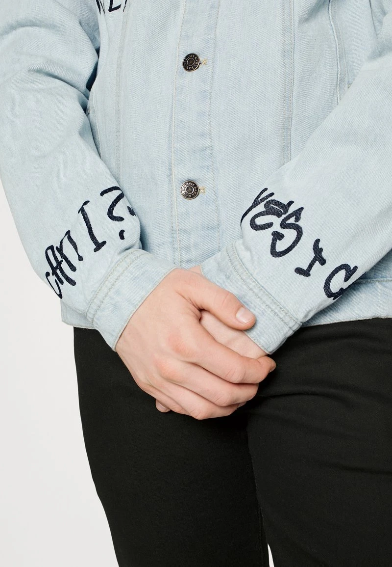 KARL KANI X SMILEY® RETRO SCRIBBLE JACKET UNISEX - Jeansjacke - Bleached Blue 7 KARL KANI X SMILEY® RETRO SCRIBBLE JACKET UNISEX - Jeansjacke - Bleached Blue – Bild 5