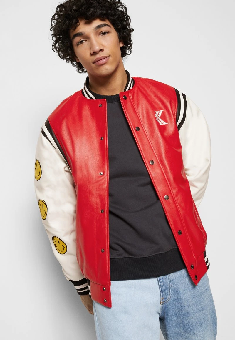 KARL KANI X SMILEY® COLLEGE JACKET - Kunstlederjacke - red KARL KANI X SMILEY® COLLEGE JACKET - Kunstlederjacke - Red, Herren -Outlet KARL KANI Store b86dded4946d4e40b09ea556e39ef488