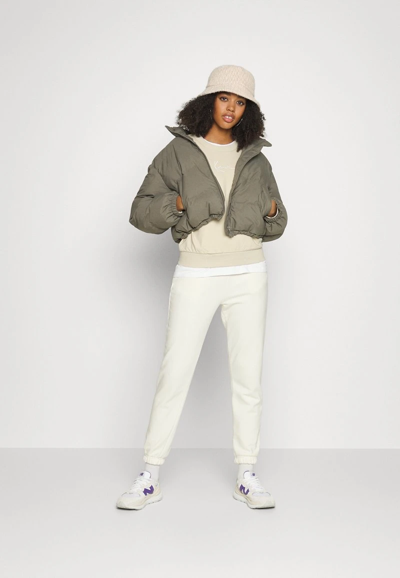 SMALL SIGNATURE CREW - Sweatshirt - light sand Karl Kani SMALL SIGNATURE CREW - Sweatshirt - Light Sand, Damen -Outlet KARL KANI Store b9c5e0d459384fa19b84015d64b00039