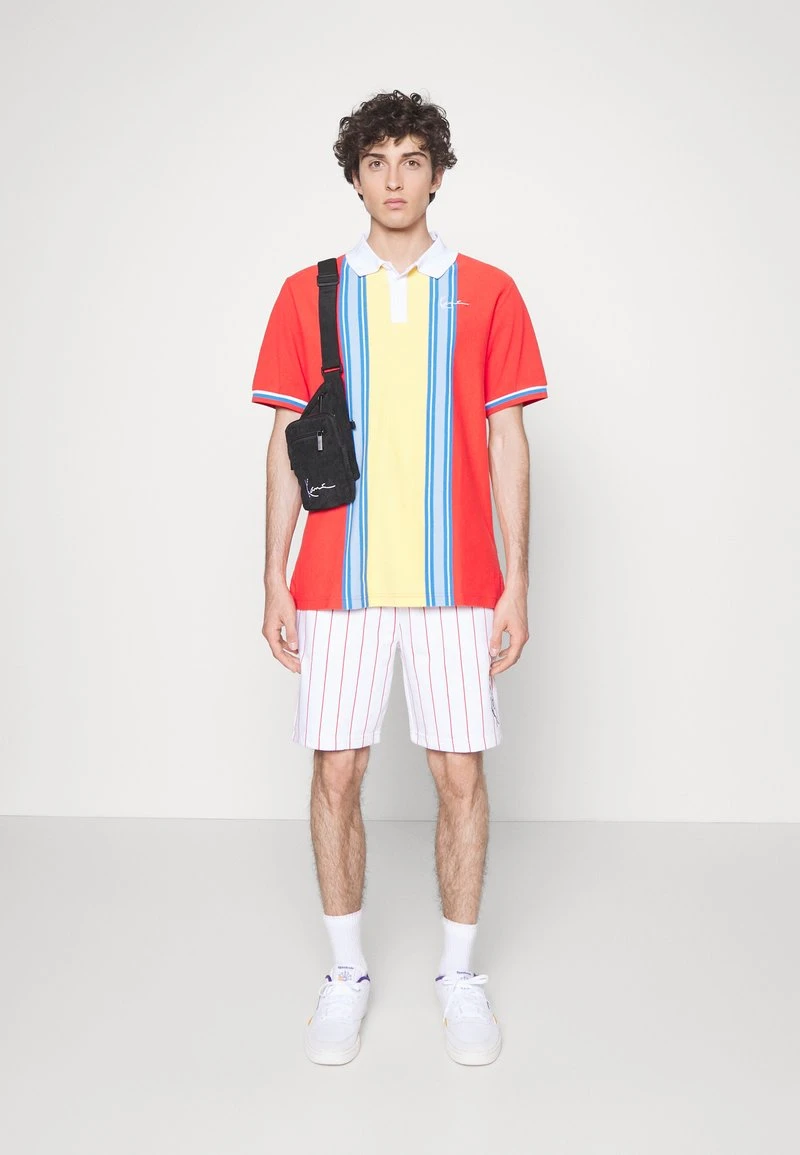 Karl Kani CHEST SIGNATURE STRIPE TEE - Poloshirt - Red, Herren 4 Karl Kani CHEST SIGNATURE STRIPE TEE - Poloshirt - Red, Herren – Bild 2