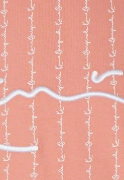 Karl Kani SIGNATURE LOGO PINSTRIPE TEE UNISEX - T-Shirt Print - Rose -Outlet KARL KANI Store bb19f787ea1a42ca8abeb43d82e8a879