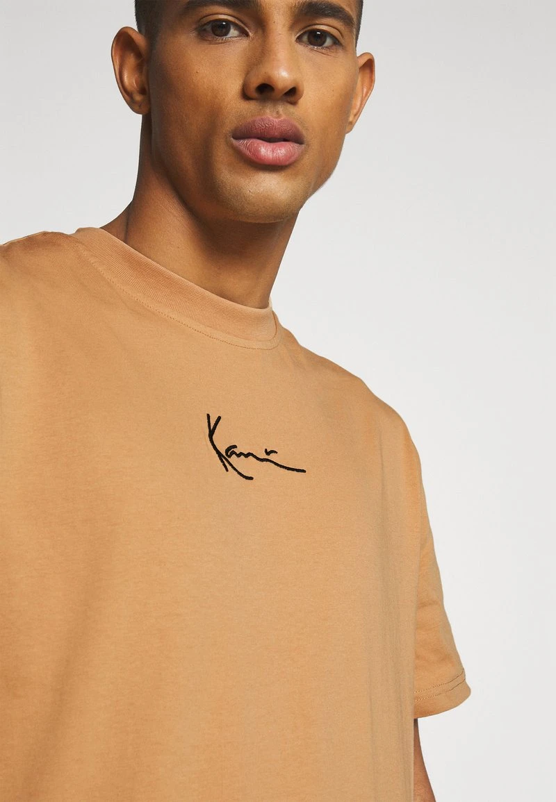 SMALL SIGNATURE TEE UNISEX - T-Shirt print - beige Karl Kani SMALL SIGNATURE TEE UNISEX - T-Shirt Print - Beige -Outlet KARL KANI Store bb42f50088214b36be52b5b84016d2e7
