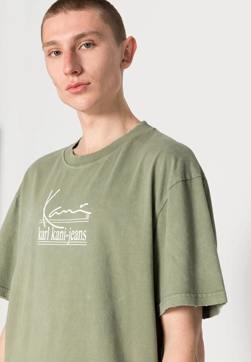 SIGNATURE TEE UNISEX - T-Shirt print - military green Karl Kani SIGNATURE TEE UNISEX - T-Shirt Print - Military Green -Outlet KARL KANI Store bb5369b734bb406e8d40d0a8b6ec3863