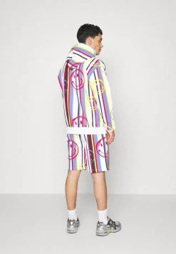 KARL KANI X SMILEY® SIGNATURE STRIPE UNISEX - Shorts - Multicolor 6 KARL KANI X SMILEY® SIGNATURE STRIPE UNISEX - Shorts - Multicolor -Outlet KARL KANI Store bbbb528000674d97a3d7cb669e29ad5f