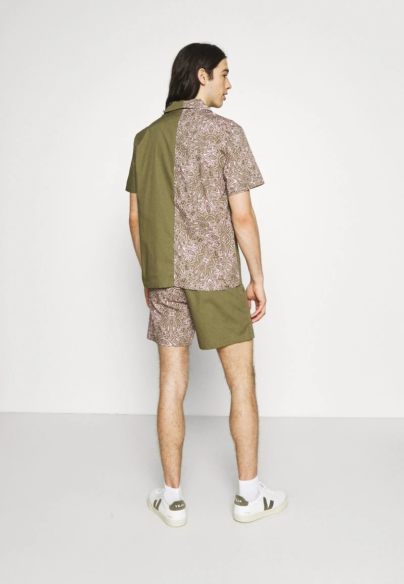 Karl Kani CHEST SIGNATURE PAISLEY BLOCK RESORT SHIRT - Hemd - Sand, Herren 5 Karl Kani CHEST SIGNATURE PAISLEY BLOCK RESORT SHIRT - Hemd - Sand, Herren – Bild 3