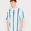 Karl Kani SMALL SIGNATURE STRIPE TEE UNISEX - T-Shirt Print - Blue 2 Karl Kani SMALL SIGNATURE STRIPE TEE UNISEX - T-Shirt Print - Blue -Outlet KARL KANI Store c2b92a8d3bcc4ac3bad6514544cd93a5