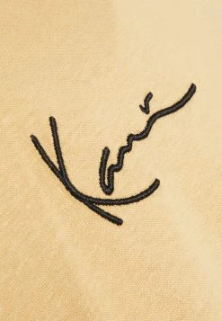 Karl Kani SMALL SIGNATURE ESSENTIAL TEE UNISEX - T-Shirt Print - Light Brown -Outlet KARL KANI Store c3aa8388393846b19c8eac19a61a8b25