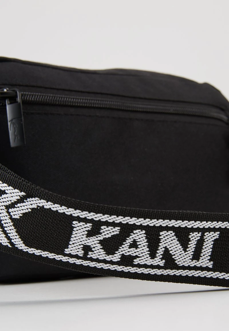 KK SIGNATURE TAPE HIP BAG - Gürteltasche - black/white Karl Kani KK SIGNATURE TAPE HIP BAG - Gürteltasche - Black/white, Unisex -Outlet KARL KANI Store c3d69b2ab1be45f2b8d1c50912d2aec0