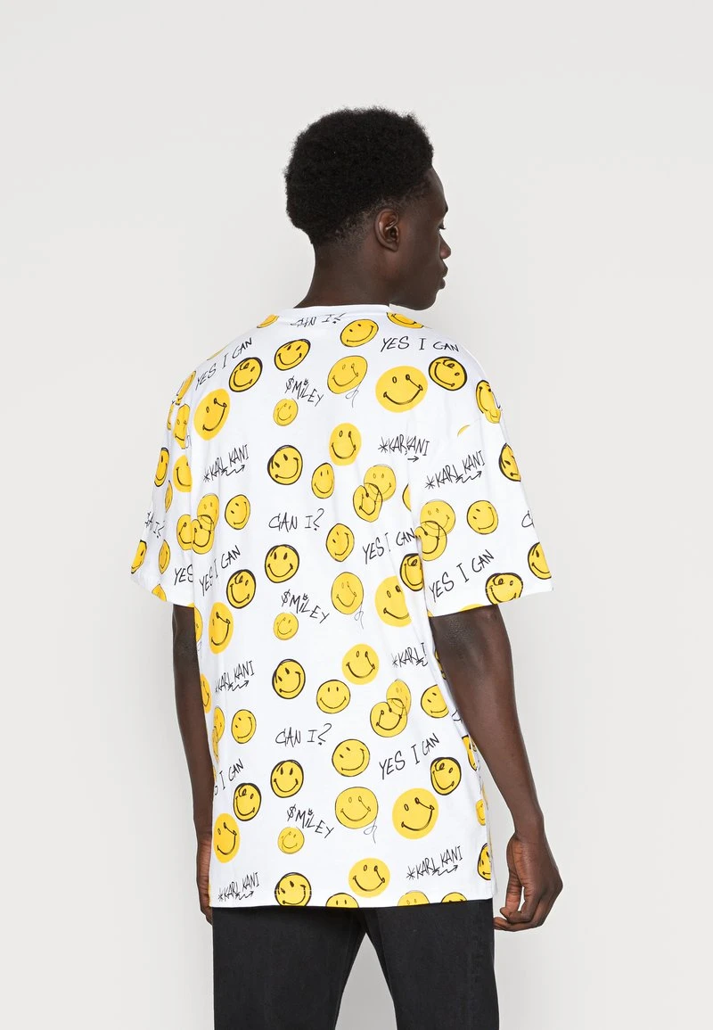 KARL KANI X SMILEY® SMALL SIGNATURE TEE UNISEX - T-Shirt print - white KARL KANI X SMILEY® SMALL SIGNATURE TEE UNISEX - T-Shirt Print - White -Outlet KARL KANI Store c72d058af6bd44009e9fdf978ef7d53a