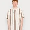 Karl Kani SMALL SIGNATURE UNISEX - T-Shirt Print - Light Brown 1 Karl Kani SMALL SIGNATURE UNISEX - T-Shirt Print - Light Brown -Outlet KARL KANI Store c7699ce958ca4ecfbb9a584753bd0ee5