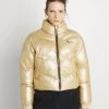Karl Kani CHEST SIGNATURE PUFFER JACKET - Winterjacke - Gold, Damen 2 Karl Kani CHEST SIGNATURE PUFFER JACKET - Winterjacke - Gold, Damen -Outlet KARL KANI Store c7fb94f9a7224623b11a0cf5ffce0a48