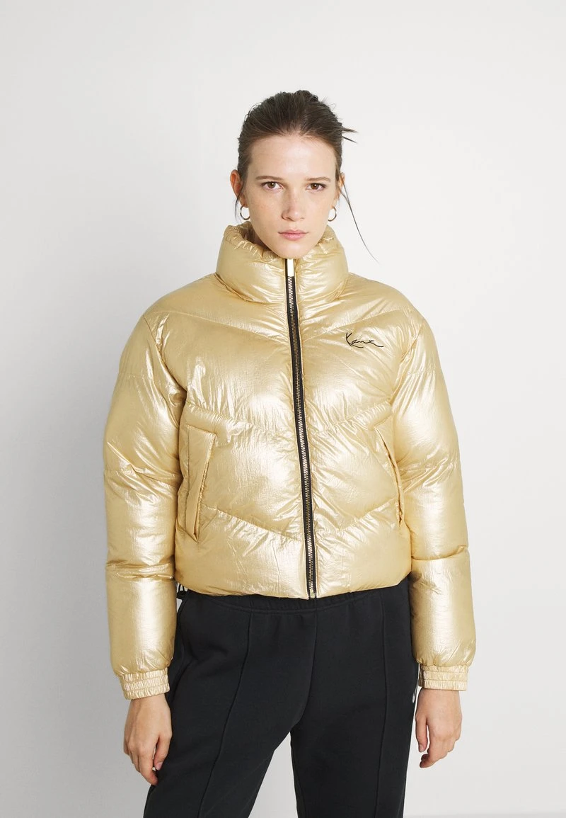 CHEST SIGNATURE PUFFER JACKET - Winterjacke - gold Karl Kani CHEST SIGNATURE PUFFER JACKET - Winterjacke - Gold, Damen -Outlet KARL KANI Store c7fb94f9a7224623b11a0cf5ffce0a48